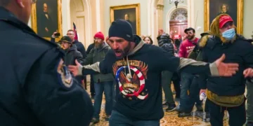 لماذا ينجح السياسي حين يشتم؟ حين تتحول الإهانة إلى سلاح انتخابي