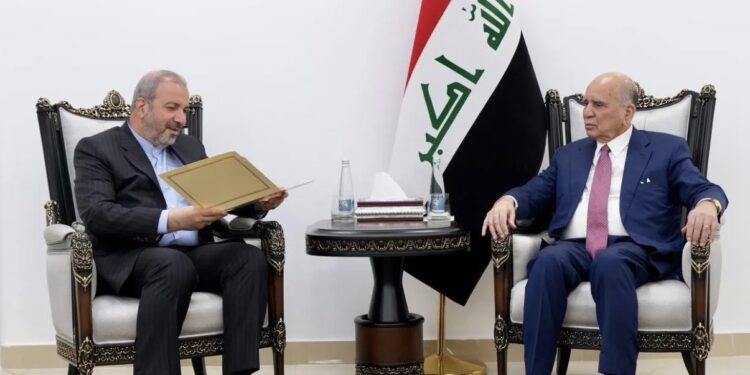 وزير الخارجية للسفير الإيراني: الحلول السلمية والحوار يمثلان الخيار الأفضل لمعالجة الأزمات