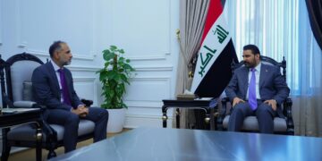 الزيدي يبحث مع السفير البريطاني دعم الإصلاح وحصر السلاح وتعزيز سيادة الدولة