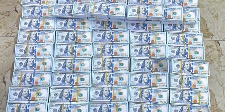 ضربة جديدة.. الإطاحة بمتهمين بتزييف الدولار وضبط مطبعة للتزوير في بغداد