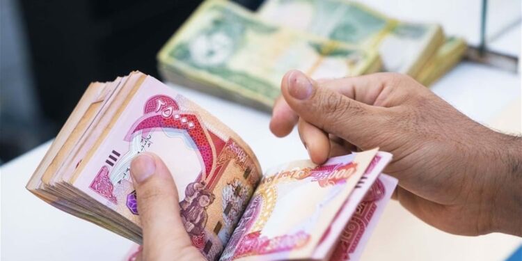 بدء صرف رواتب الموظفين في العراق.. دوائر تنتظر وبرلمان يدعو لتوضيح “قانون الاقتراض”
