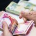 بدء صرف رواتب الموظفين في العراق.. دوائر تنتظر وبرلمان يدعو لتوضيح “قانون الاقتراض”