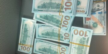 بكمين محكم.. ضبط 600 ألف دولار مزور وسط بغداد