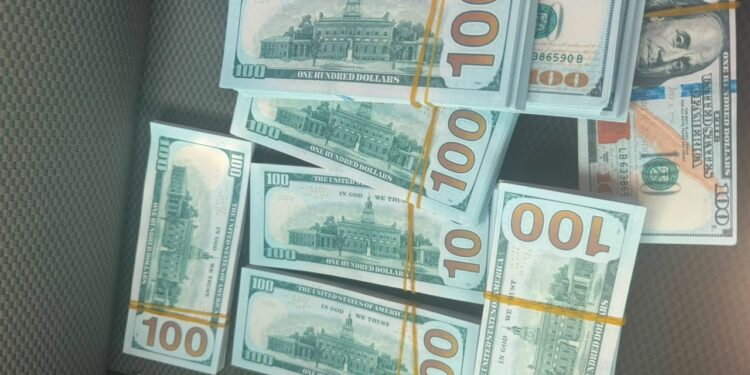 بكمين محكم.. ضبط 600 ألف دولار مزور وسط بغداد