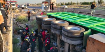 كانا يعبران الشارع في لحظة حرجة.. مصرع امرأة وإصابة طفل إثر انقلاب شاحنة عليهما جنوبي بغداد