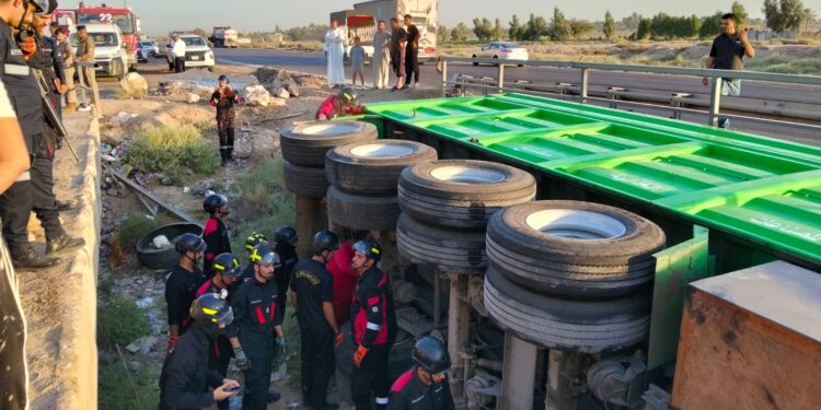 كانا يعبران الشارع في لحظة حرجة.. مصرع امرأة وإصابة طفل إثر انقلاب شاحنة عليهما جنوبي بغداد
