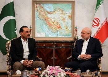 إيران تبدأ مباحثات مع عمان بشأن هرمز وترسل شروطها إلى واشنطن عبر الوسيط الباكستاني
