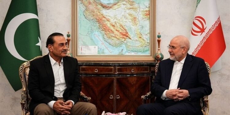 إيران تبدأ مباحثات مع عمان بشأن هرمز وترسل شروطها إلى واشنطن عبر الوسيط الباكستاني