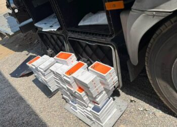 كانت مخبأة داخل شاحنة.. إحباط محاولة تهريب أكثر من 1000 جهاز “آيفون 17” في بغداد
