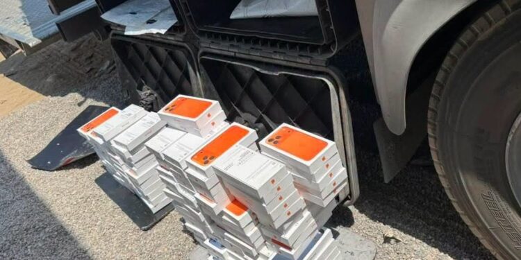 كانت مخبأة داخل شاحنة.. إحباط محاولة تهريب أكثر من 1000 جهاز “آيفون 17” في بغداد