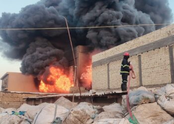 الدخان غطى المكان.. 22 فرقة إطفاء تنجح بإخماد حريق معمل للبلاستيك شمال شرق بغداد