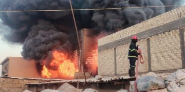 الدخان غطى المكان.. 22 فرقة إطفاء تنجح بإخماد حريق معمل للبلاستيك شمال شرق بغداد
