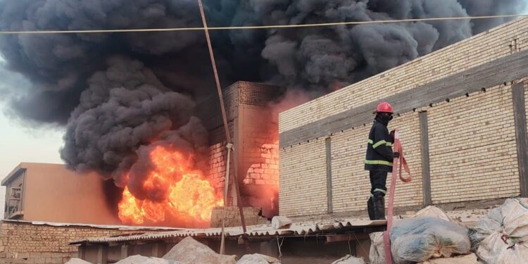 الدخان غطى المكان.. 22 فرقة إطفاء تنجح بإخماد حريق معمل للبلاستيك شمال شرق بغداد