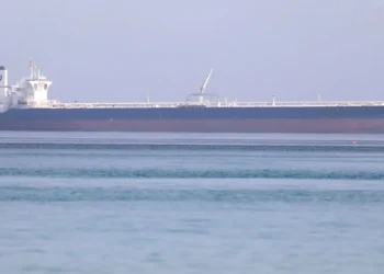 هجوم حوثي جديد قرب المخا.. زورق مفخخ يستهدف ناقلة نفط ويعيد مخاطر البحر الأحمر إلى الواجهة