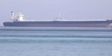 هجوم حوثي جديد قرب المخا.. زورق مفخخ يستهدف ناقلة نفط ويعيد مخاطر البحر الأحمر إلى الواجهة