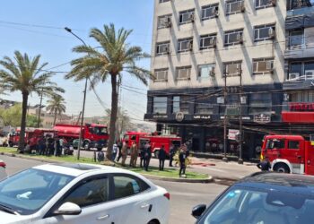 حريق كبير في الكرادة يحاصر عشرات المواطنين.. الدفاع المدني ينقذ 50 شخصاً