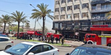 حريق كبير في الكرادة يحاصر عشرات المواطنين.. الدفاع المدني ينقذ 50 شخصاً