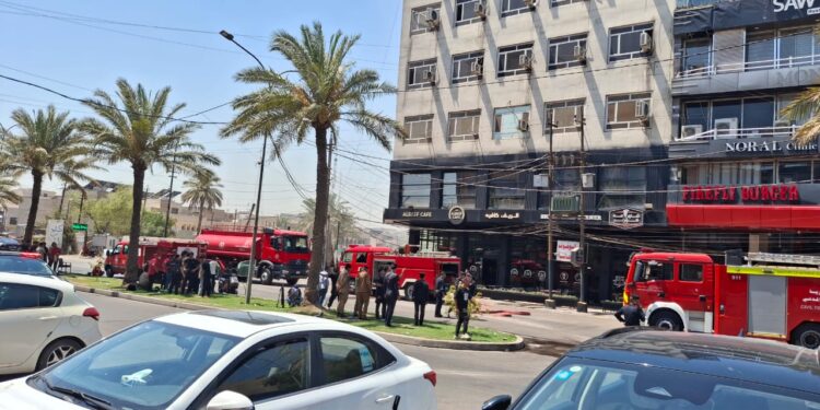 حريق كبير في الكرادة يحاصر عشرات المواطنين.. الدفاع المدني ينقذ 50 شخصاً