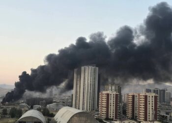 لليوم الثاني على التوالي.. حريق كبير بخزانات وقود خلف مبنى محافظة السليمانية