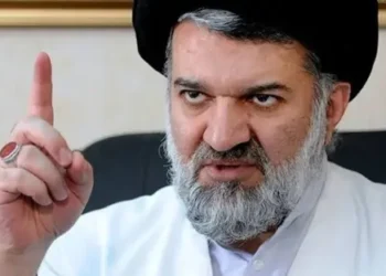 رجل دين إيراني يثير الجدل بدعوة لصنع قنبلة نووية واستهداف الولايات المتحدة بـ”تسونامي”