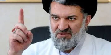 رجل دين إيراني يثير الجدل بدعوة لصنع قنبلة نووية واستهداف الولايات المتحدة بـ”تسونامي”
