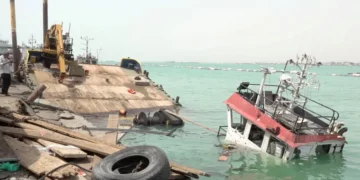 ميناء المخا يعلّق عملياته بعد هجمات حوثية.. 7 قتلى وخسائر بـ16 مليون دولار