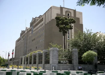 إيران توسّع قيودها على الإعلام الأجنبي.. قانون جديد يهدد المقابلات مع وسائل تعتبرها طهران “معادية”