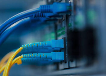 أضرار بالمشاريع.. إنترنت الكابل الضوئي يثير سجالاً بين وزير الاتصالات ومحافظ واسط