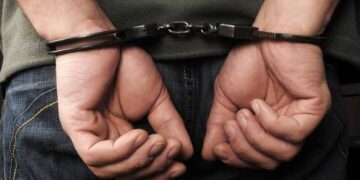 القضاء يضرب تجار السموم.. حبس منتسب أمني وطرده من الخدمة لاتفاقه على بيع مخدرات بالبصرة