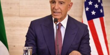 باراك يحذر من شرارة سورية.. قصف أبو الظهور يقرّب إسرائيل وتركيا من مواجهة مباشرة