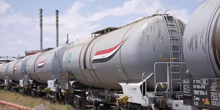الطرق مغلقة أمام النفط العراقي.. المشترون يخشون الغرامات وبغداد تنفي استخدام سكك حديد إيرانية لشحنه