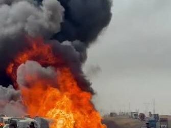 حريق كبير بعد انقلاب صهريج على سريع الشعلة