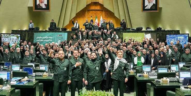 إيران ترفع سقف المواجهة مع واشنطن.. مكافأة 30 ألف دولار لأسر أو قتل جندي أميركي