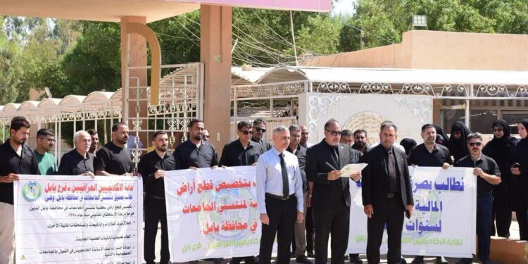 احتجاجات في جامعات بغداد وديالى والبصرة بسبب تأخر صرف الرواتب
