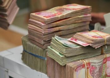 أزمة السيولة تربك صرف الرواتب في العراق.. المالية تتجه للتمويل التدريجي للموظفين والمتقاعدين