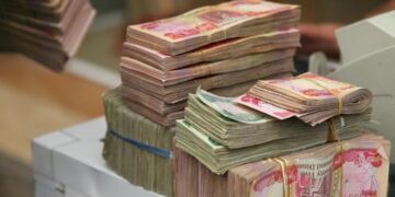 أزمة السيولة تربك صرف الرواتب في العراق.. المالية تتجه للتمويل التدريجي للموظفين والمتقاعدين