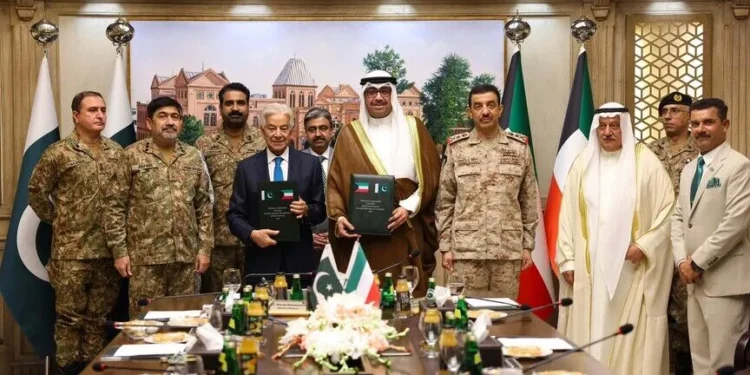 الكويت وباكستان توقعان اتفاقية للدفاع والتعاون العسكري المشترك