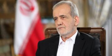 بزشكيان: استيراد السلع لم يعد سهلاً.. التضخم وسوق الصرف يضغطان على الاقتصاد الإيراني