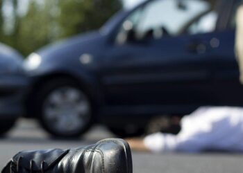عجلة مسرعة تدهس مفوض مرور أثناء الواجب في المنصور.. إصابته خطيرة والسائق بقبضة الأمن