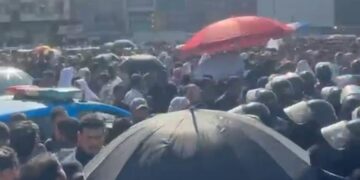 خريجو المهن الصحية يصعّدون احتجاجهم في بغداد.. قطع طريق واحتكاكات مع قوات حفظ القانون