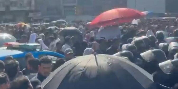 خريجو المهن الصحية يصعّدون احتجاجهم في بغداد.. قطع طريق واحتكاكات مع قوات حفظ القانون