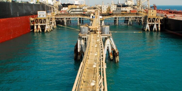 9 ناقلات نفطية تتجمع في موانئ البصرة.. أعلى مستوى منذ شباط