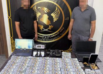 في ديالى والنجف.. الاستخبارات تطيح بعصابة لتهريب الدولار وكاتب عبارات داعشية