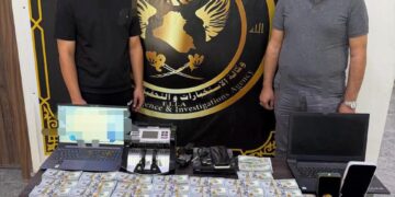 في ديالى والنجف.. الاستخبارات تطيح بعصابة لتهريب الدولار وكاتب عبارات داعشية
