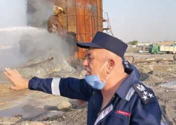 نارٌ في قلب الكبريت.. فرق الدفاع المدني تحاصر حريق خزان المشراق
