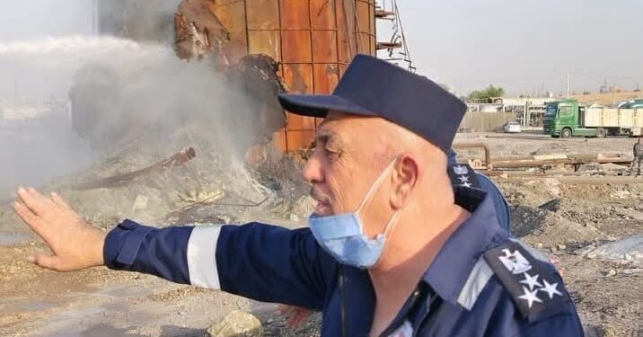 نارٌ في قلب الكبريت.. فرق الدفاع المدني تحاصر حريق خزان المشراق