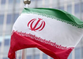 إيران ترفع جاهزية المنشآت الحيوية وتبحث مساراً لإعادة فتح مضيق هرمز