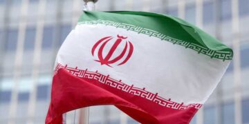 إيران ترفع جاهزية المنشآت الحيوية وتبحث مساراً لإعادة فتح مضيق هرمز