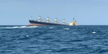 حادث بحري جديد في هرمز.. ناقلة بنمية تتعرض لهجوم وعمان تتدخل للإنقاذ