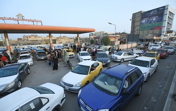 النفط العراقي لا يكفي السيارات.. فجوة الإنتاج والاستهلاك تعيد أزمة البنزين